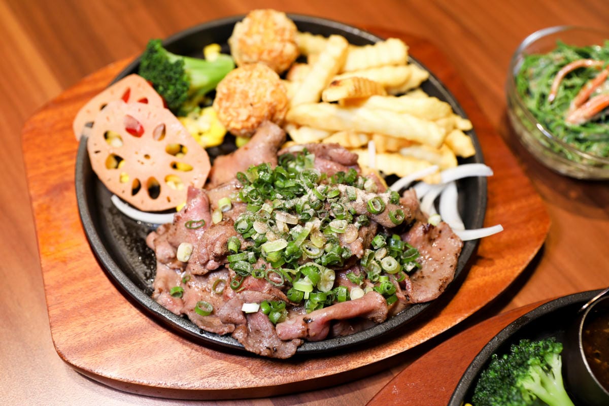 桃園食記｜林口長庚周邊美食 炙り庵steak牛排（龜山長庚店）日式熟成牛排推薦！自助吧滷肉飯吃到飽，竟然還有蔥鹽牛舌！