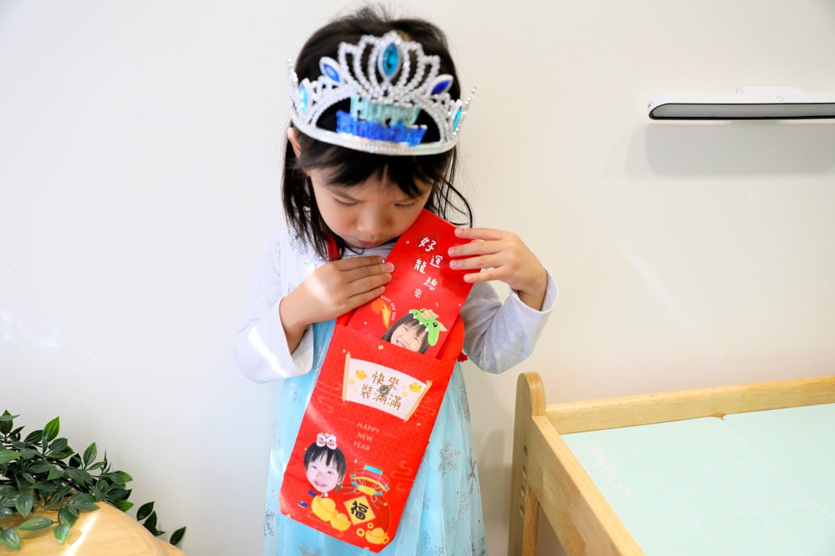 親子育兒|2024龍年限定客製化新春商品推薦!Dear BB Design 日光生活文創 超可愛人像寵物客製化商品(客製化紅包袋、客製化紅包收納袋、客製化春聯等…) - 第7張圖 親子育兒|2024龍年限定客製化新春商品推薦!Dear BB Design 日光生活文創 超可愛人像寵物客製化商品(客製化紅包袋、客製化紅包收納袋、客製化春聯等…)