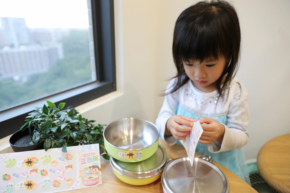 親子育兒|作伴《不鏽鋼繽紛三色碗三入組》幼稚園必備餐具-客製化雷雕姓名、耐高溫防水姓名貼,可拆洗不鏽鋼三色碗推薦! - 第5張圖 親子育兒|作伴《不鏽鋼繽紛三色碗三入組》幼稚園必備餐具-客製化雷雕姓名、耐高溫防水姓名貼,可拆洗不鏽鋼三色碗推薦!