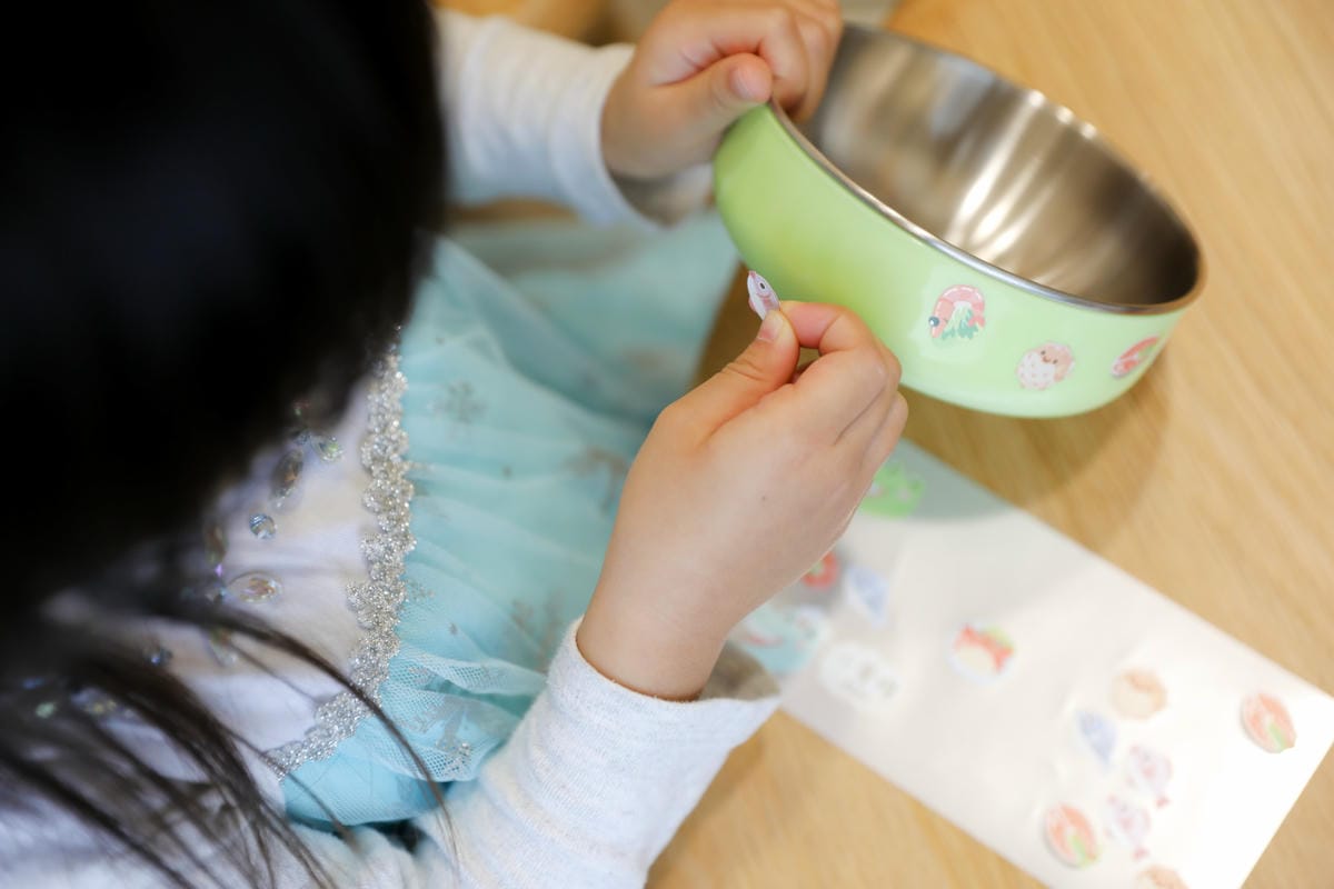 親子育兒|作伴《不鏽鋼繽紛三色碗三入組》幼稚園必備餐具-客製化雷雕姓名、耐高溫防水姓名貼,可拆洗不鏽鋼三色碗推薦! - 第7張圖 親子育兒|作伴《不鏽鋼繽紛三色碗三入組》幼稚園必備餐具-客製化雷雕姓名、耐高溫防水姓名貼,可拆洗不鏽鋼三色碗推薦!