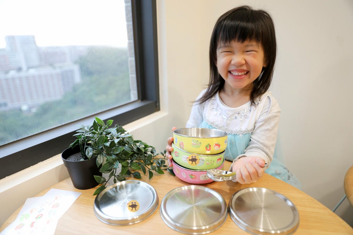 親子育兒|作伴《不鏽鋼繽紛三色碗三入組》幼稚園必備餐具-客製化雷雕姓名、耐高溫防水姓名貼,可拆洗不鏽鋼三色碗推薦! - 第23張圖 親子育兒|作伴《不鏽鋼繽紛三色碗三入組》幼稚園必備餐具-客製化雷雕姓名、耐高溫防水姓名貼,可拆洗不鏽鋼三色碗推薦!