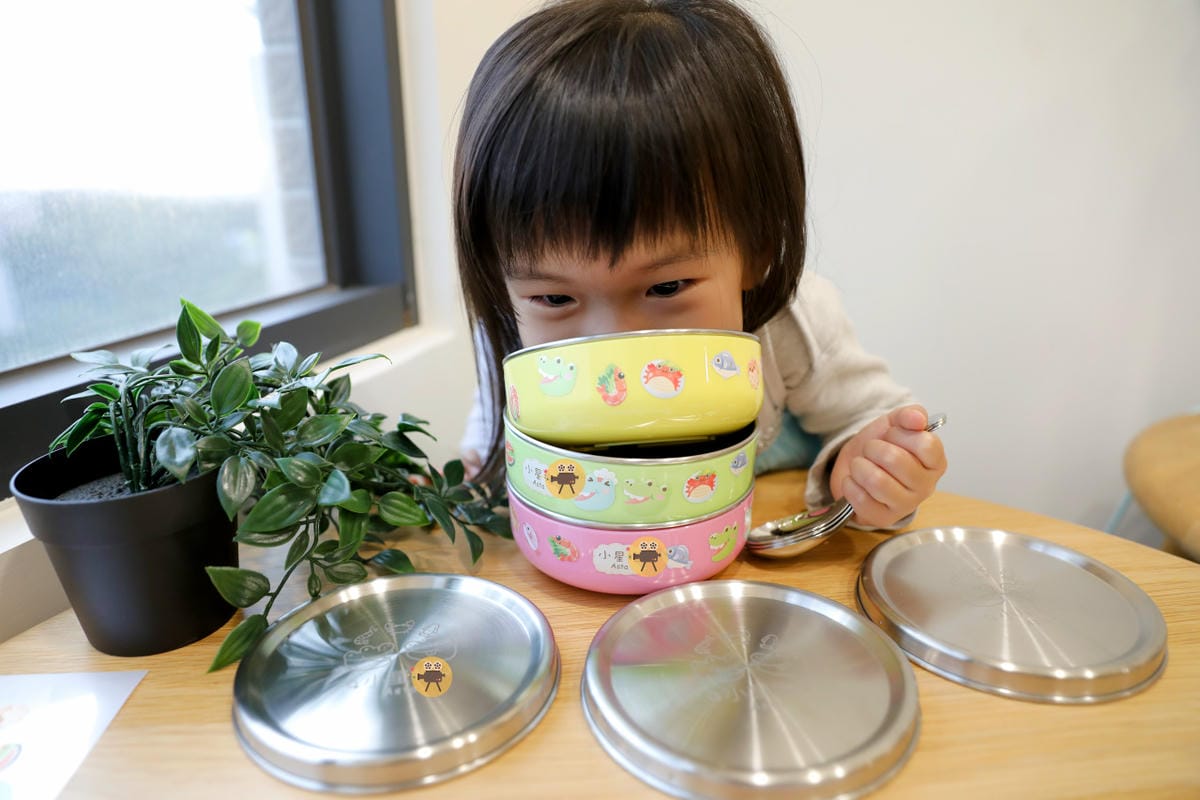 親子育兒|作伴《不鏽鋼繽紛三色碗三入組》幼稚園必備餐具-客製化雷雕姓名、耐高溫防水姓名貼,可拆洗不鏽鋼三色碗推薦! - 第9張圖 親子育兒|作伴《不鏽鋼繽紛三色碗三入組》幼稚園必備餐具-客製化雷雕姓名、耐高溫防水姓名貼,可拆洗不鏽鋼三色碗推薦!