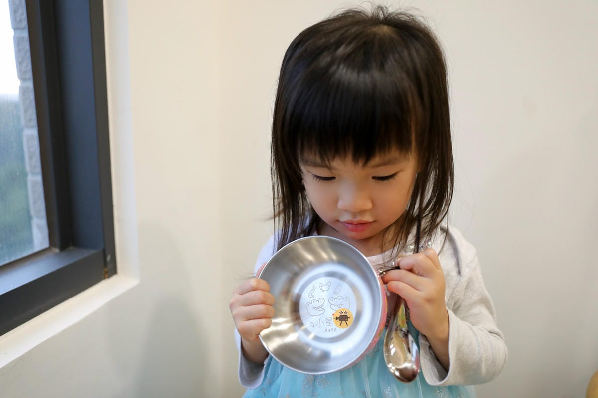 親子育兒|作伴《不鏽鋼繽紛三色碗三入組》幼稚園必備餐具-客製化雷雕姓名、耐高溫防水姓名貼,可拆洗不鏽鋼三色碗推薦! - 第10張圖 親子育兒|作伴《不鏽鋼繽紛三色碗三入組》幼稚園必備餐具-客製化雷雕姓名、耐高溫防水姓名貼,可拆洗不鏽鋼三色碗推薦!