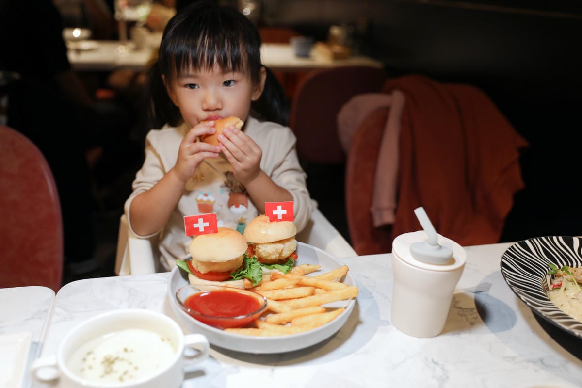 台北食記｜台北華山親子餐廳推薦！富爸爸餐飲會所 餐點超好吃，遊戲區還有陪玩姐姐～