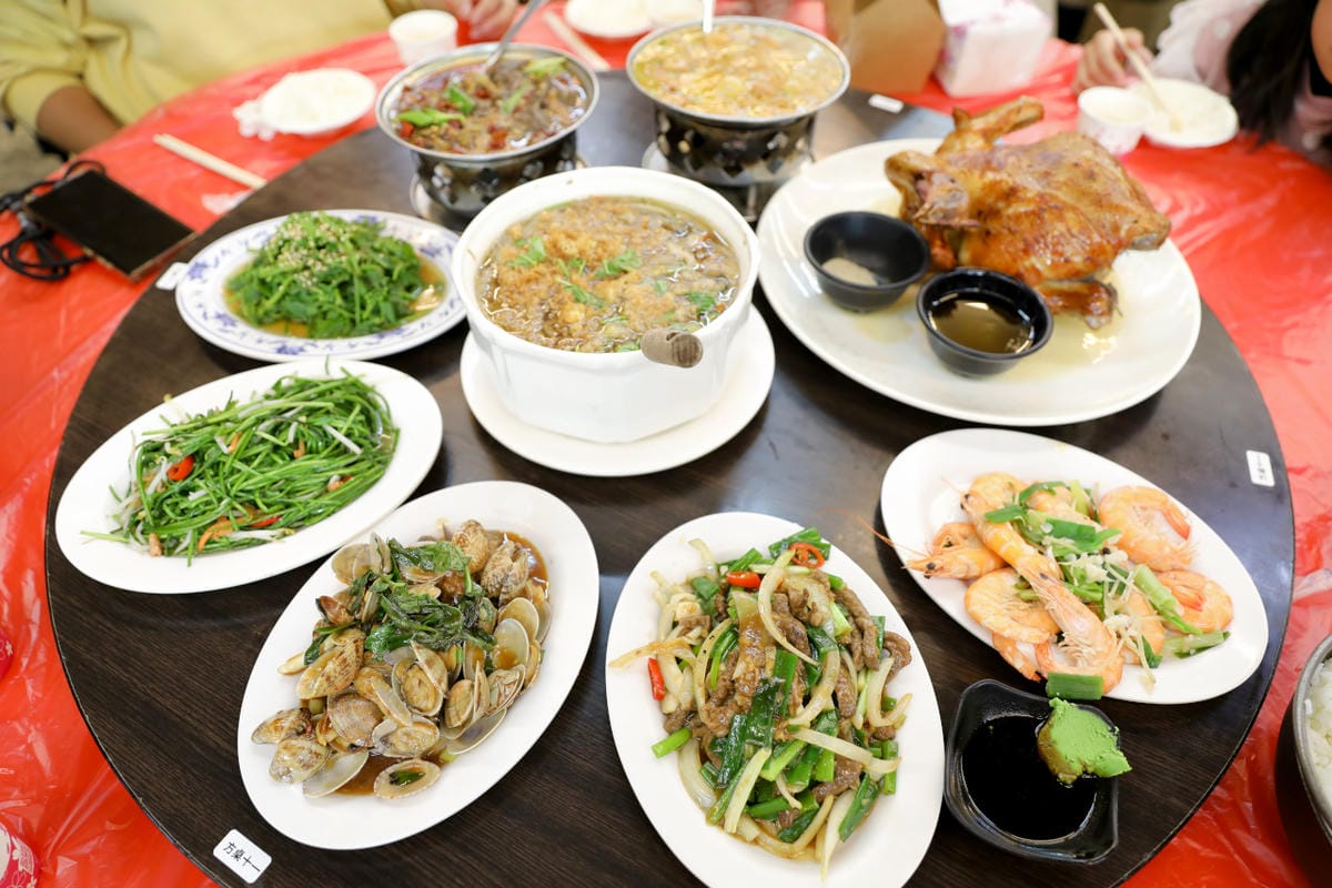 宜蘭食記｜五結美食 百匯窯烤雞餐廳 二連霸十大好食獎，海鮮快炒、宜蘭甕仔雞推薦！