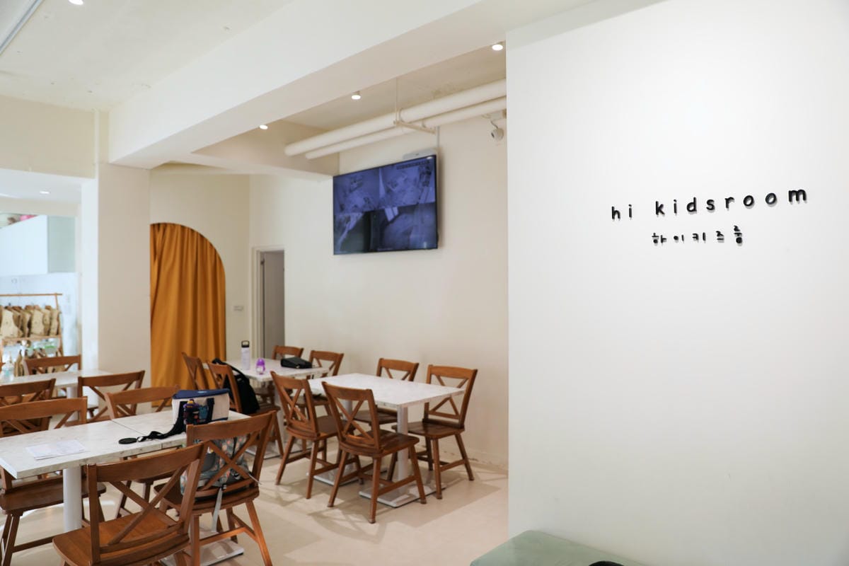 親子育兒｜台北親子遊戲活動推薦！hi kidsroom 嗨有趣 主題水彩+球池尋寶，有陪玩姐姐盡情放電！