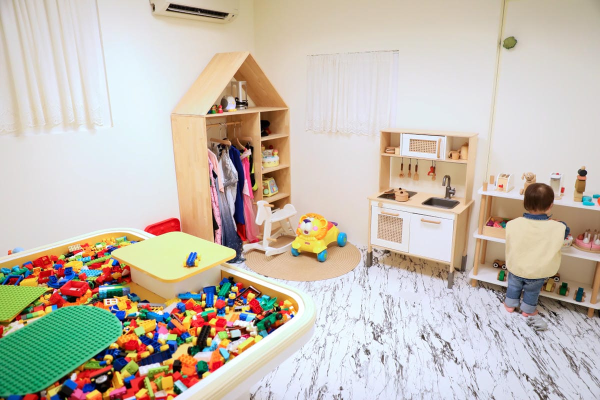 親子育兒｜台北親子遊戲活動推薦！hi kidsroom 嗨有趣 主題水彩+球池尋寶，有陪玩姐姐盡情放電！