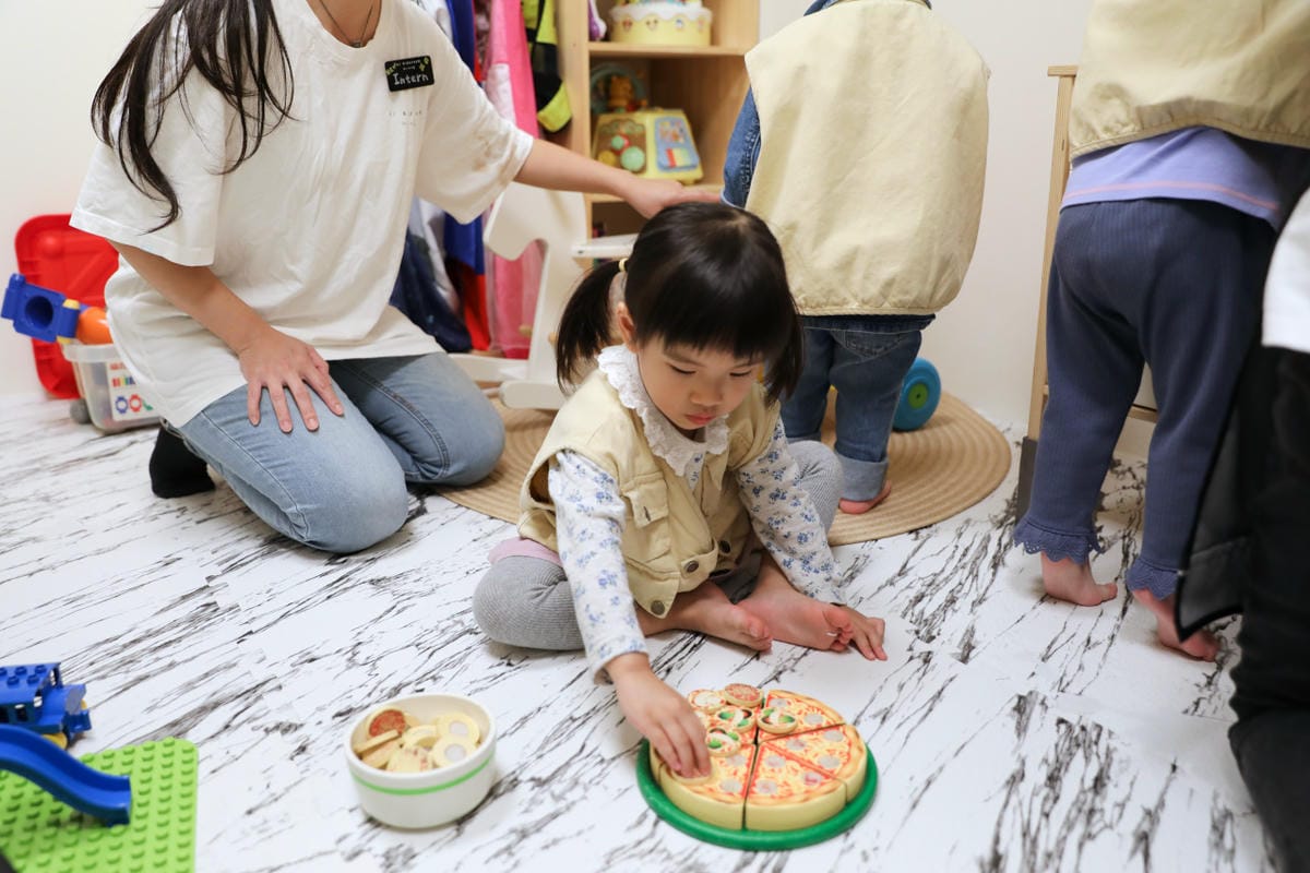 親子育兒｜台北親子遊戲活動推薦！hi kidsroom 嗨有趣 主題水彩+球池尋寶，有陪玩姐姐盡情放電！