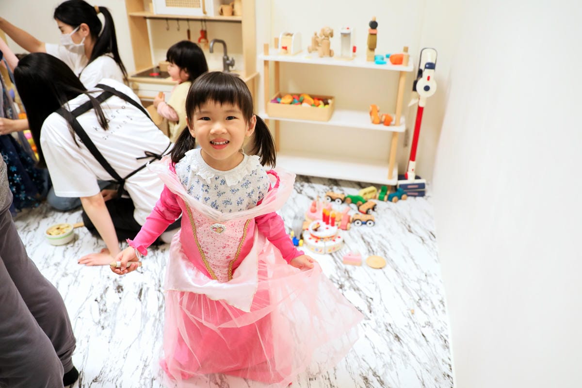 親子育兒｜台北親子遊戲活動推薦！hi kidsroom 嗨有趣 主題水彩+球池尋寶，有陪玩姐姐盡情放電！