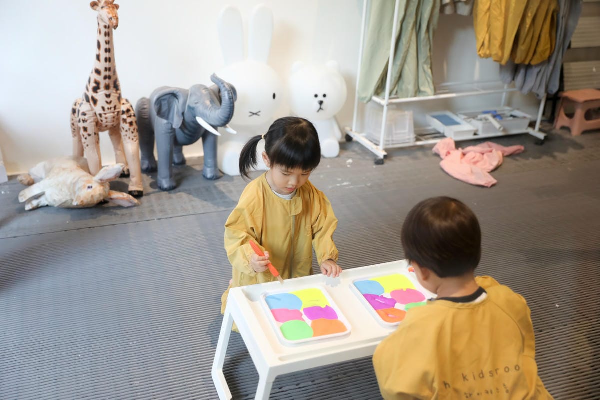 親子育兒｜台北親子遊戲活動推薦！hi kidsroom 嗨有趣 主題水彩+球池尋寶，有陪玩姐姐盡情放電！