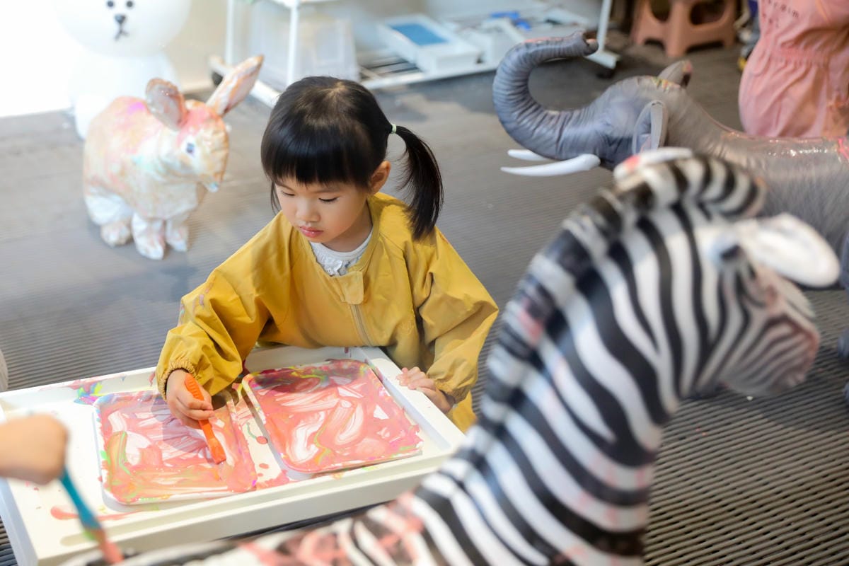 親子育兒｜台北親子遊戲活動推薦！hi kidsroom 嗨有趣 主題水彩+球池尋寶，有陪玩姐姐盡情放電！