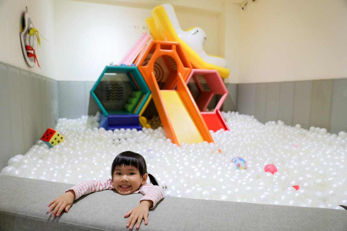 親子育兒｜台北親子遊戲活動推薦！hi kidsroom 嗨有趣 主題水彩+球池尋寶，有陪玩姐姐盡情放電！