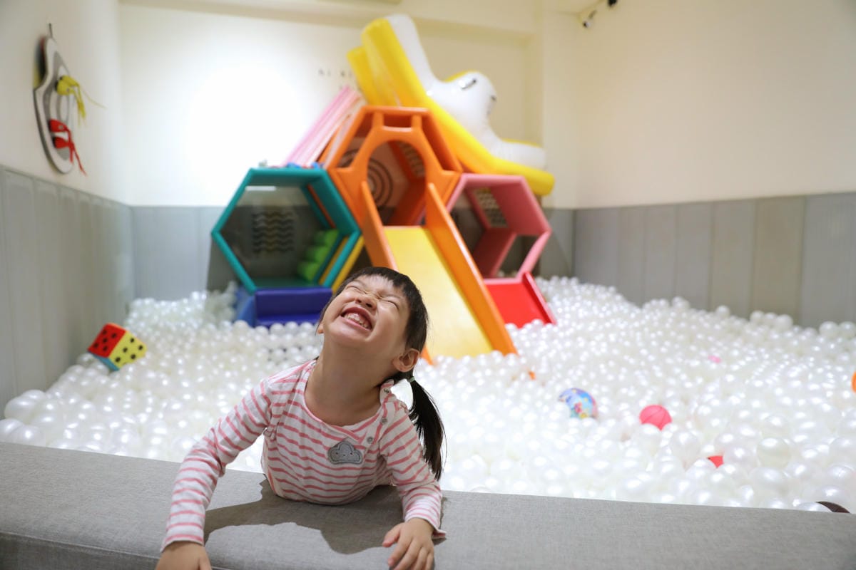 親子育兒｜台北親子遊戲活動推薦！hi kidsroom 嗨有趣 主題水彩+球池尋寶，有陪玩姐姐盡情放電！