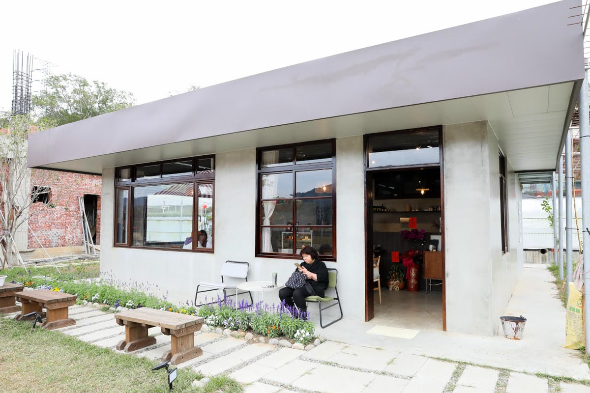 苗栗景點|赤坡高架草莓園X赤坡Ciipoe咖啡 冬天就是要來苗栗大湖採草莓,享受草莓甜點、草莓飲品! - 第5張圖 苗栗景點|赤坡高架草莓園X赤坡Ciipoe咖啡 冬天就是要來苗栗大湖採草莓,享受草莓甜點、草莓飲品!