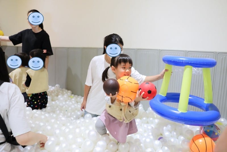 親子育兒｜台北親子遊戲活動推薦！hi kidsroom 嗨有趣 主題水彩+球池尋寶，有陪玩姐姐盡情放電！
