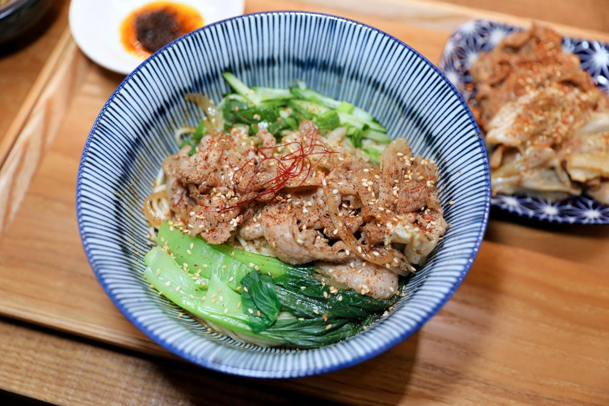 桃園食記｜桃園藝文特區麵食、咖啡廳推薦！潮月沙茶匠私房麵室・珈琲煎焙 特製手炒沙茶醬乾拌麵