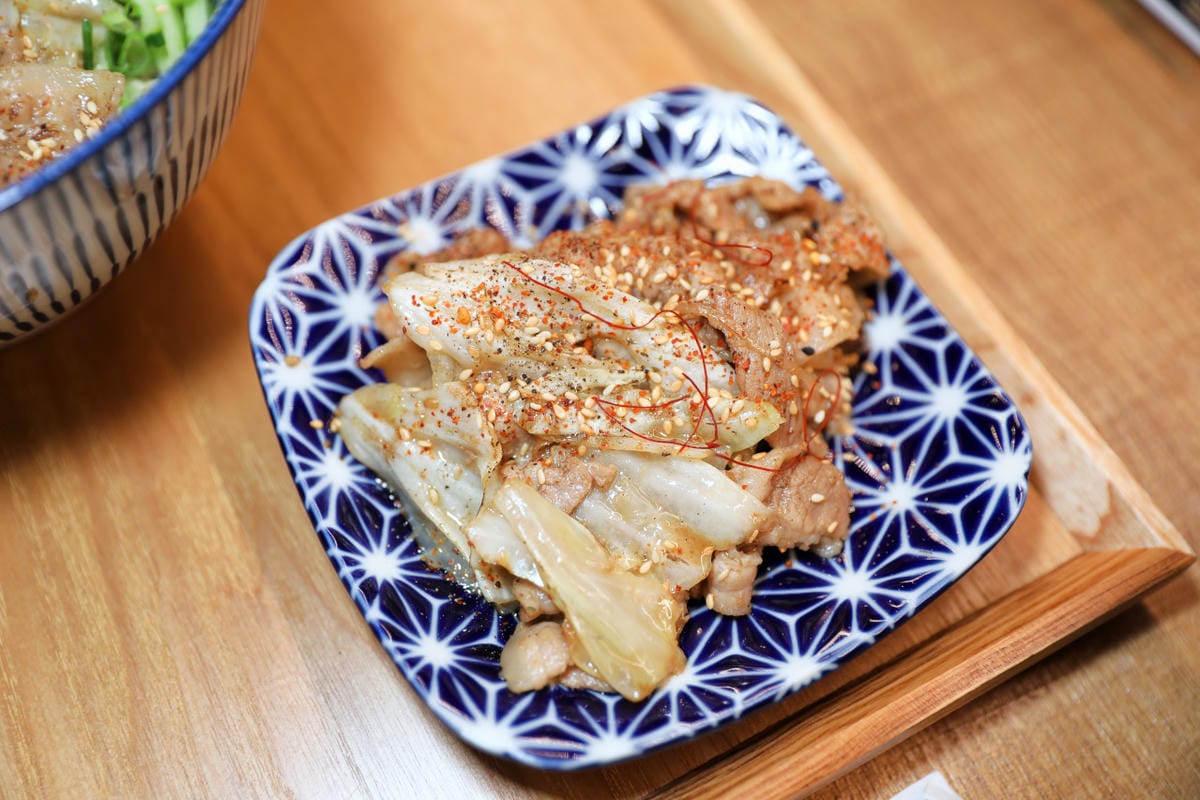 桃園食記｜桃園藝文特區麵食、咖啡廳推薦！潮月沙茶匠私房麵室・珈琲煎焙 特製手炒沙茶醬乾拌麵
