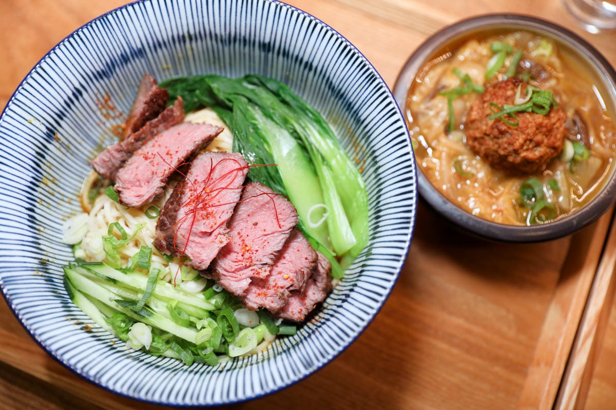 桃園食記｜桃園藝文特區麵食、咖啡廳推薦！潮月沙茶匠私房麵室・珈琲煎焙 特製手炒沙茶醬乾拌麵