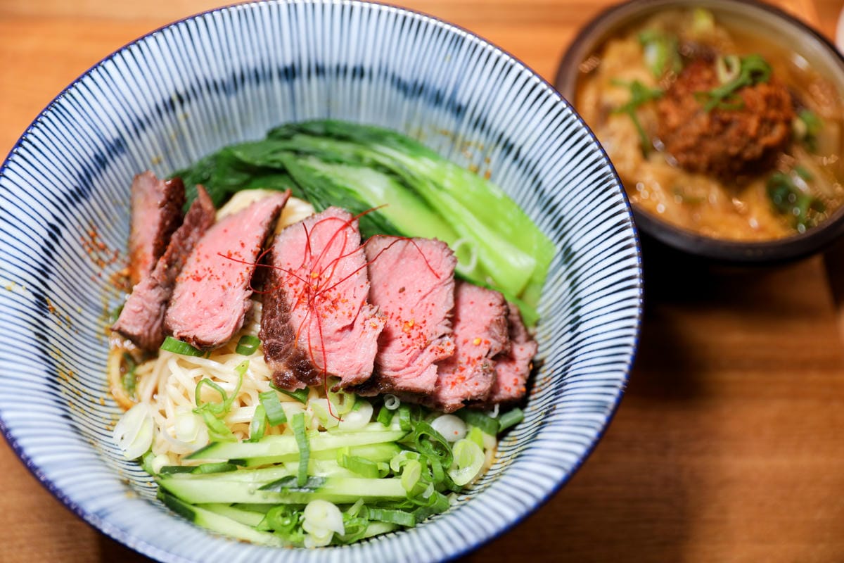 桃園食記｜桃園藝文特區麵食、咖啡廳推薦！潮月沙茶匠私房麵室・珈琲煎焙 特製手炒沙茶醬乾拌麵