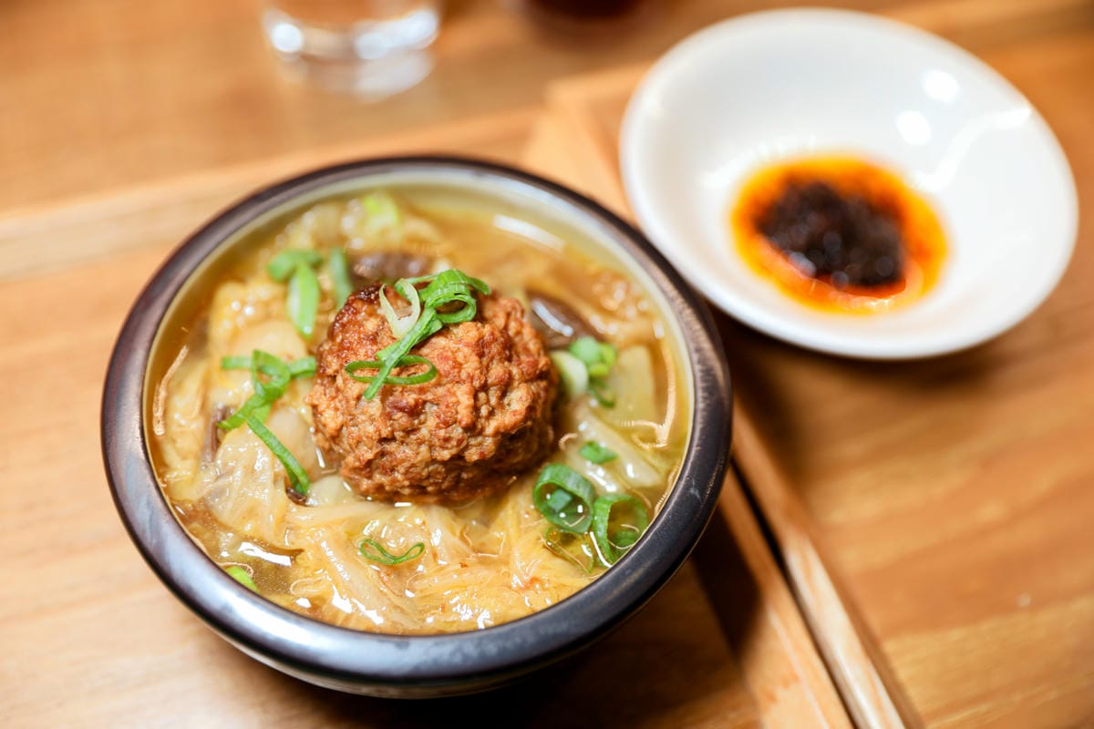 桃園食記｜桃園藝文特區麵食、咖啡廳推薦！潮月沙茶匠私房麵室・珈琲煎焙 特製手炒沙茶醬乾拌麵