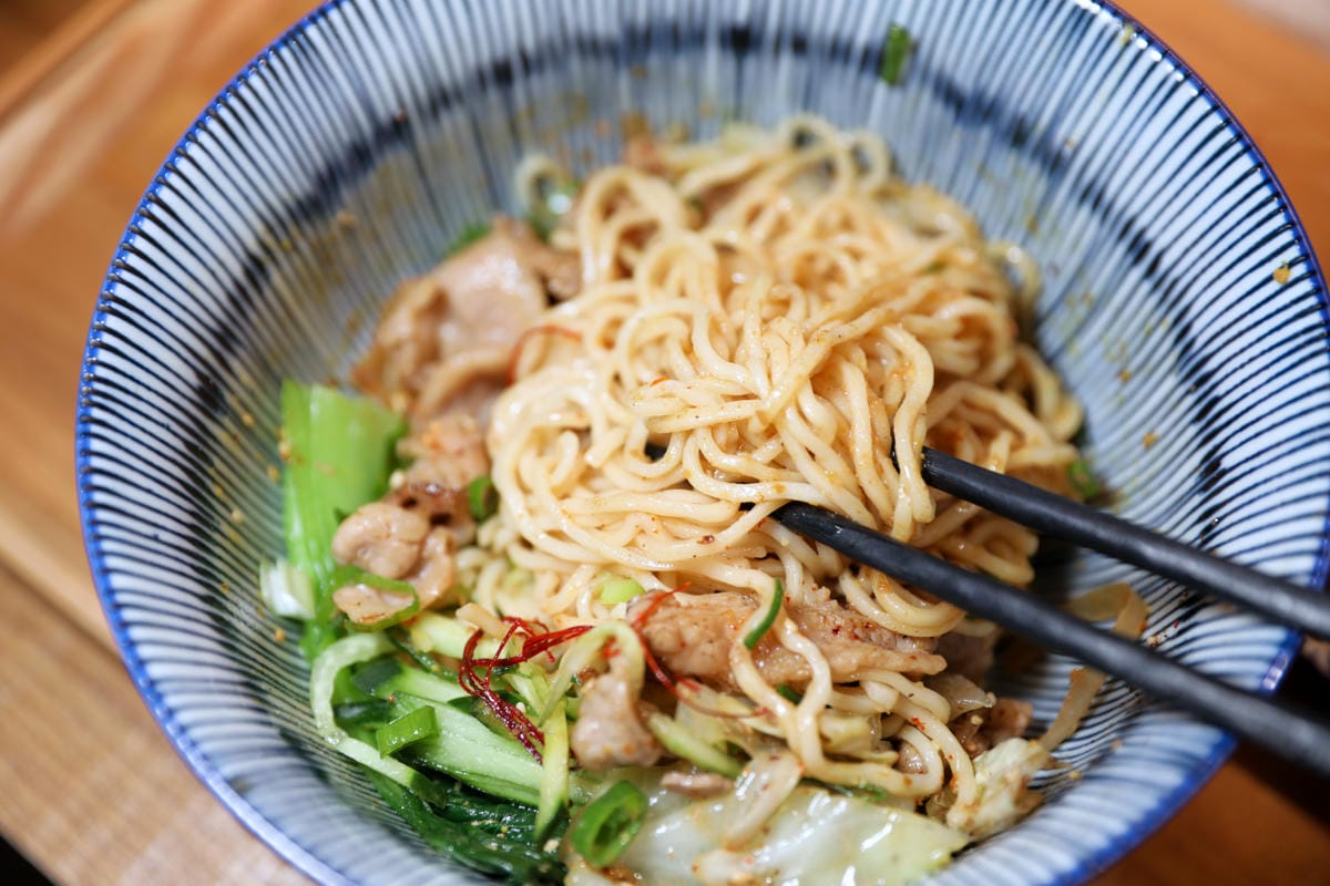桃園食記｜桃園藝文特區麵食、咖啡廳推薦！潮月沙茶匠私房麵室・珈琲煎焙 特製手炒沙茶醬乾拌麵