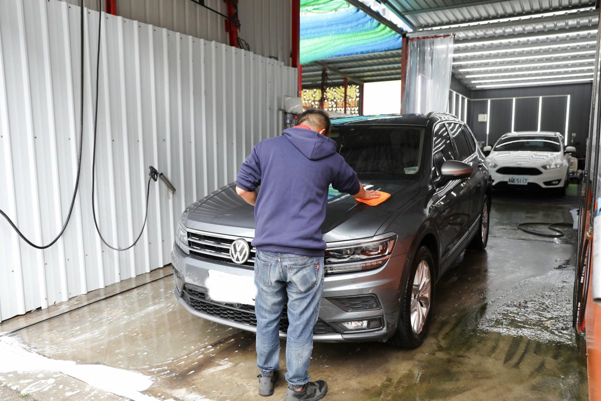 新竹洗車｜竹北手工洗車推薦！洗來登汽車美容中心 自助洗車／手工洗車+手工打蠟+內裝基礎清潔