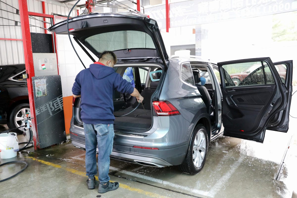 新竹洗車｜竹北手工洗車推薦！洗來登汽車美容中心 自助洗車／手工洗車+手工打蠟+內裝基礎清潔