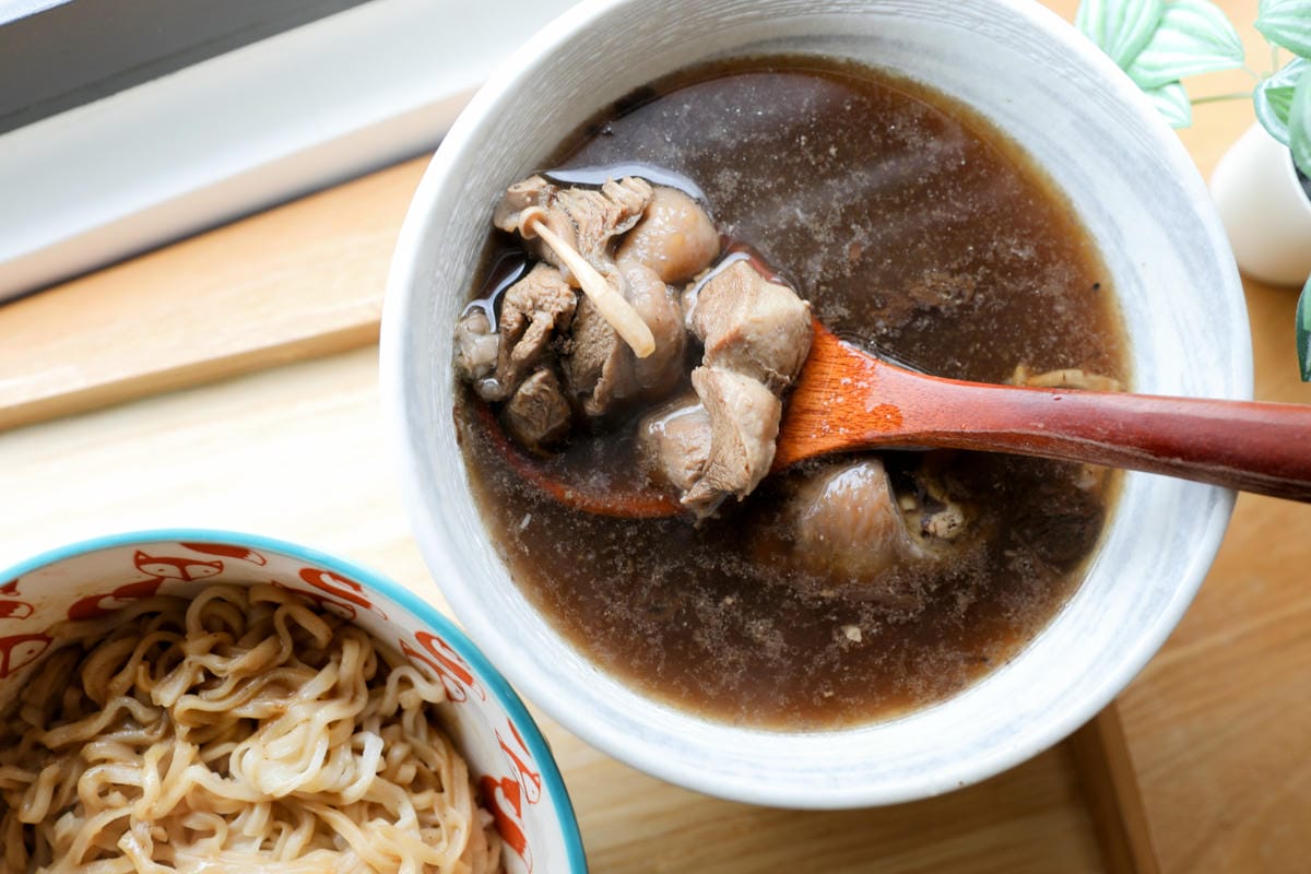料理|夕陽漫漫與台中米其林指南推薦餐廳「膳馨民間創作料理」聯名合作冷凍料理包,露營推薦!蝦黃薑母鴨、黑蒜燉雞湯、星馬肉骨茶 - 第3張圖 料理|夕陽漫漫與台中米其林指南推薦餐廳「膳馨民間創作料理」聯名合作冷凍料理包,露營推薦!蝦黃薑母鴨、黑蒜燉雞湯、星馬肉骨茶