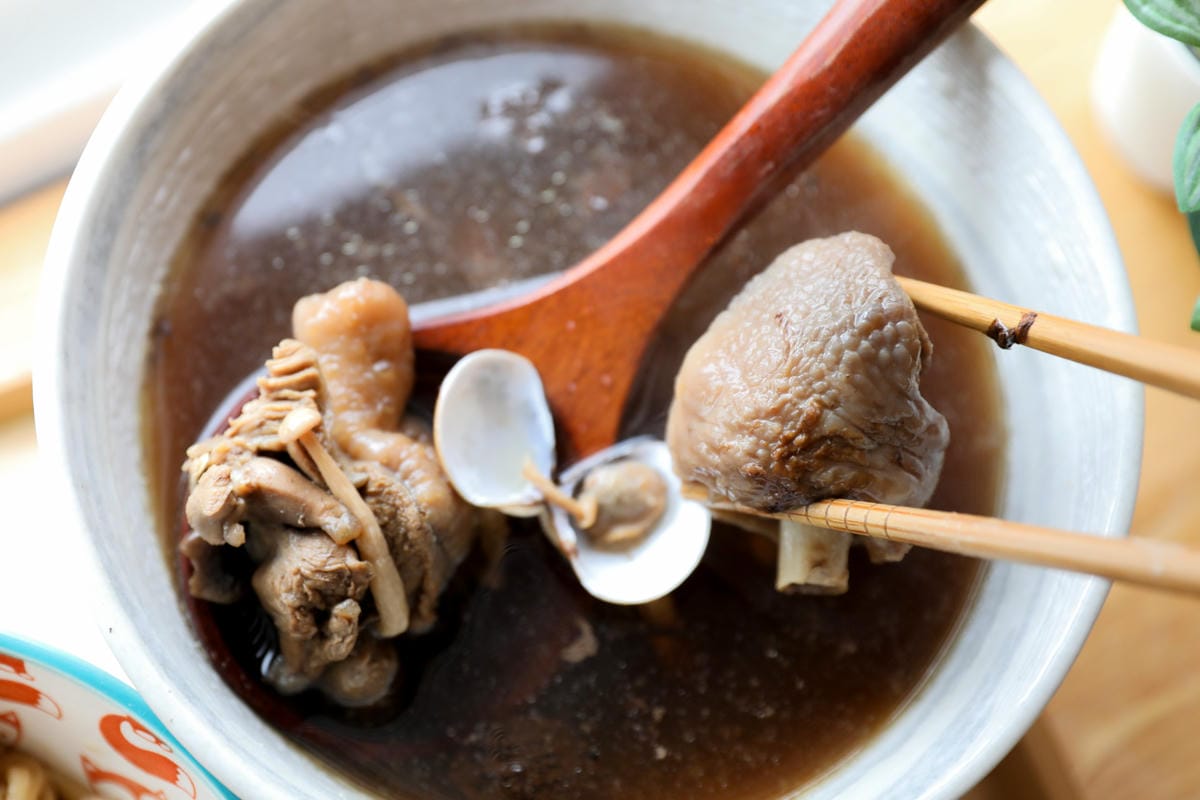 料理|夕陽漫漫與台中米其林指南推薦餐廳「膳馨民間創作料理」聯名合作冷凍料理包,露營推薦!蝦黃薑母鴨、黑蒜燉雞湯、星馬肉骨茶 - 第4張圖 料理|夕陽漫漫與台中米其林指南推薦餐廳「膳馨民間創作料理」聯名合作冷凍料理包,露營推薦!蝦黃薑母鴨、黑蒜燉雞湯、星馬肉骨茶