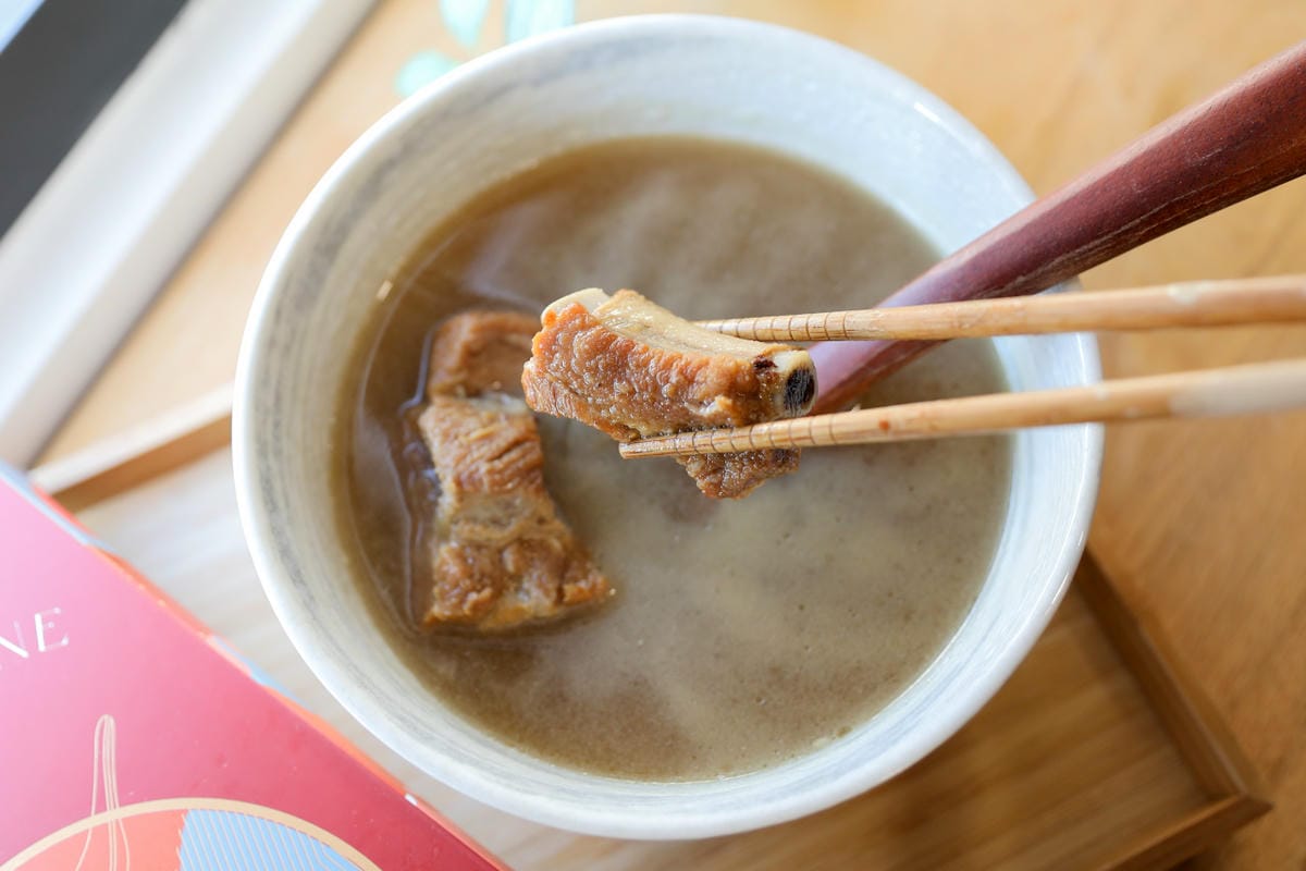 料理|夕陽漫漫與台中米其林指南推薦餐廳「膳馨民間創作料理」聯名合作冷凍料理包,露營推薦!蝦黃薑母鴨、黑蒜燉雞湯、星馬肉骨茶 - 第8張圖 料理|夕陽漫漫與台中米其林指南推薦餐廳「膳馨民間創作料理」聯名合作冷凍料理包,露營推薦!蝦黃薑母鴨、黑蒜燉雞湯、星馬肉骨茶