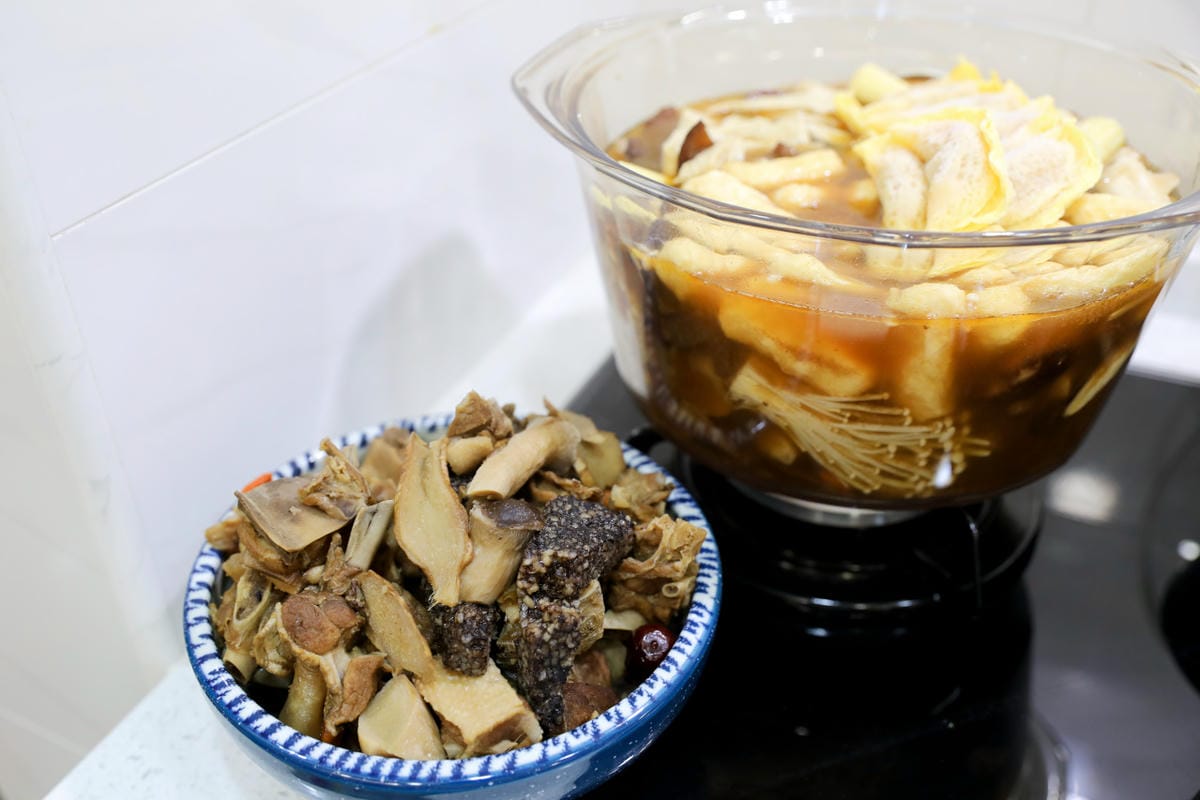料理|夕陽漫漫與台中米其林指南推薦餐廳「膳馨民間創作料理」聯名合作冷凍料理包,露營推薦!蝦黃薑母鴨、黑蒜燉雞湯、星馬肉骨茶 - 第11張圖 料理|夕陽漫漫與台中米其林指南推薦餐廳「膳馨民間創作料理」聯名合作冷凍料理包,露營推薦!蝦黃薑母鴨、黑蒜燉雞湯、星馬肉骨茶
