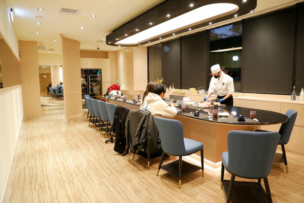 網路溫度計「此生必嚐十大高CP值無菜單鐵板燒」第一名，人氣爆紅高CP值日式無菜單鐵板燒，活龍蝦、干貝、日本A5和牛通通吃的到！明水然．樂（板橋重慶店）