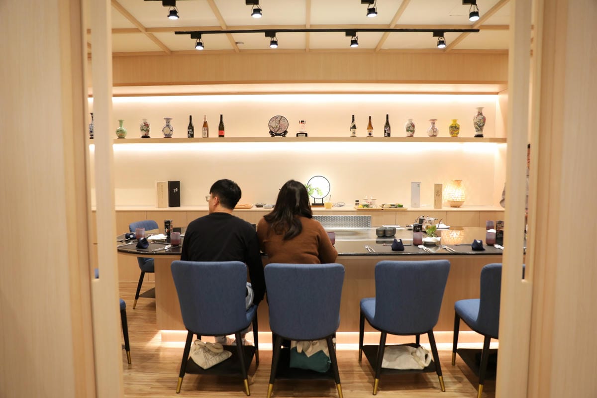 網路溫度計「此生必嚐十大高CP值無菜單鐵板燒」第一名，人氣爆紅高CP值日式無菜單鐵板燒，活龍蝦、干貝、日本A5和牛通通吃的到！明水然．樂（板橋重慶店）