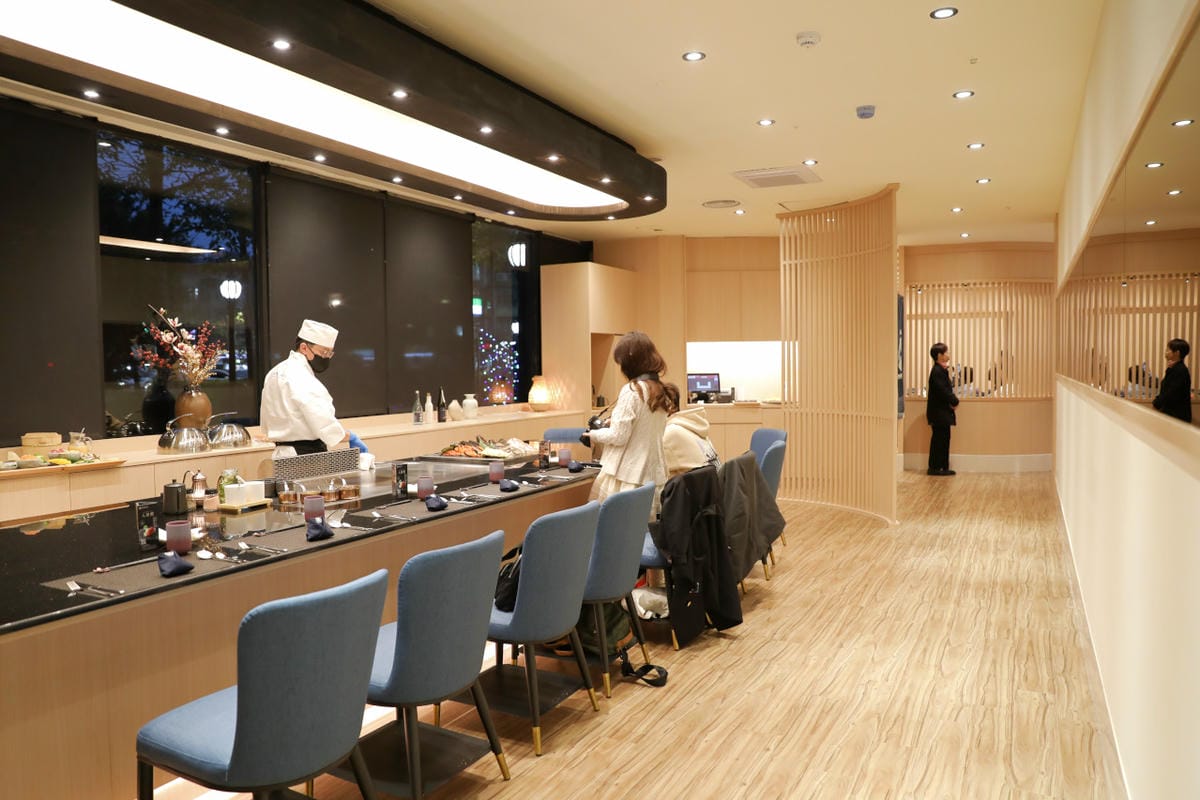 網路溫度計「此生必嚐十大高CP值無菜單鐵板燒」第一名，人氣爆紅高CP值日式無菜單鐵板燒，活龍蝦、干貝、日本A5和牛通通吃的到！明水然．樂（板橋重慶店）