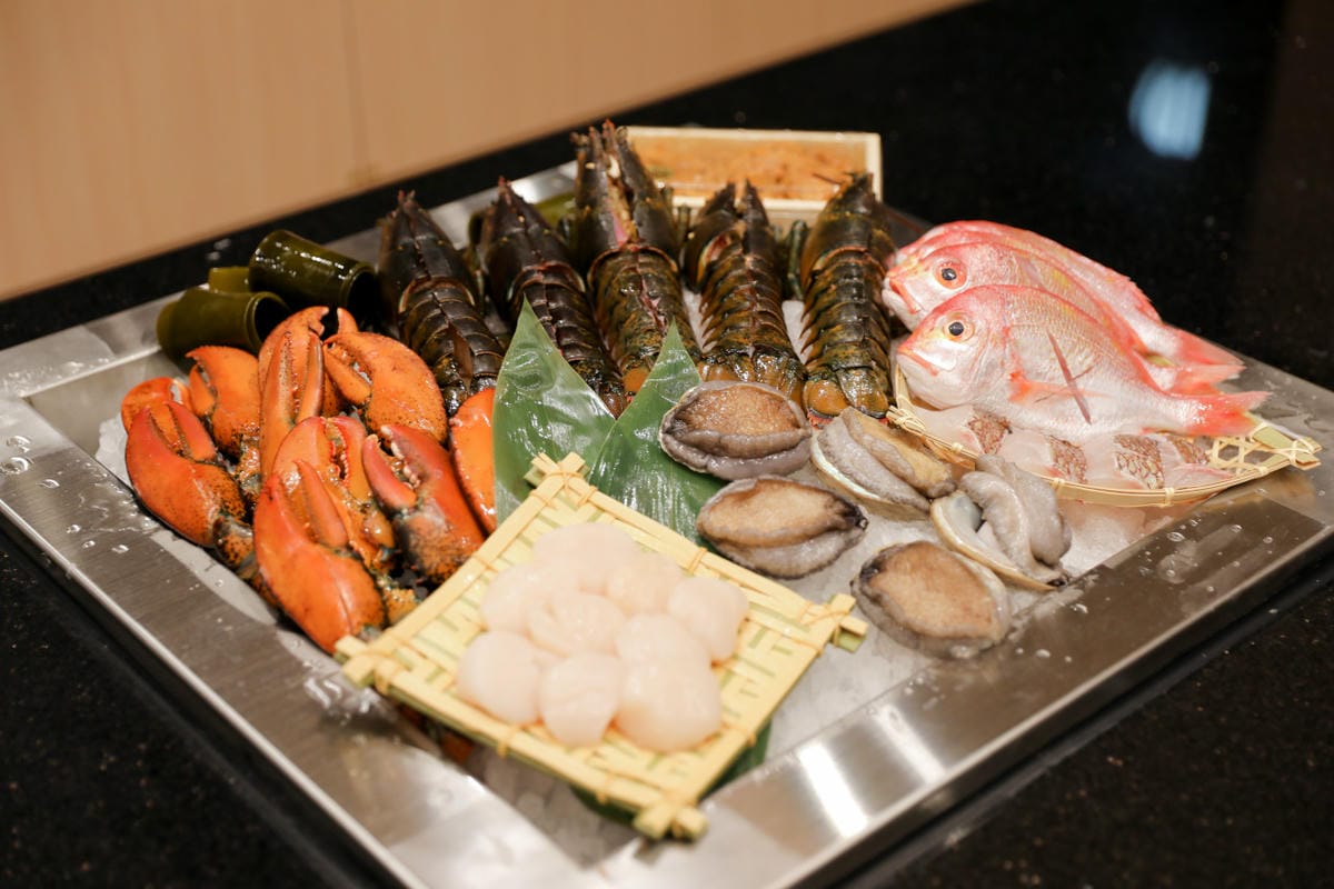 網路溫度計「此生必嚐十大高CP值無菜單鐵板燒」第一名，人氣爆紅高CP值日式無菜單鐵板燒，活龍蝦、干貝、日本A5和牛通通吃的到！明水然．樂（板橋重慶店）