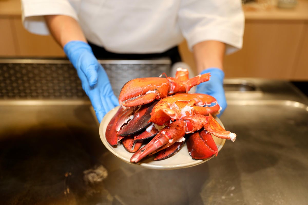 網路溫度計「此生必嚐十大高CP值無菜單鐵板燒」第一名，人氣爆紅高CP值日式無菜單鐵板燒，活龍蝦、干貝、日本A5和牛通通吃的到！明水然．樂（板橋重慶店）