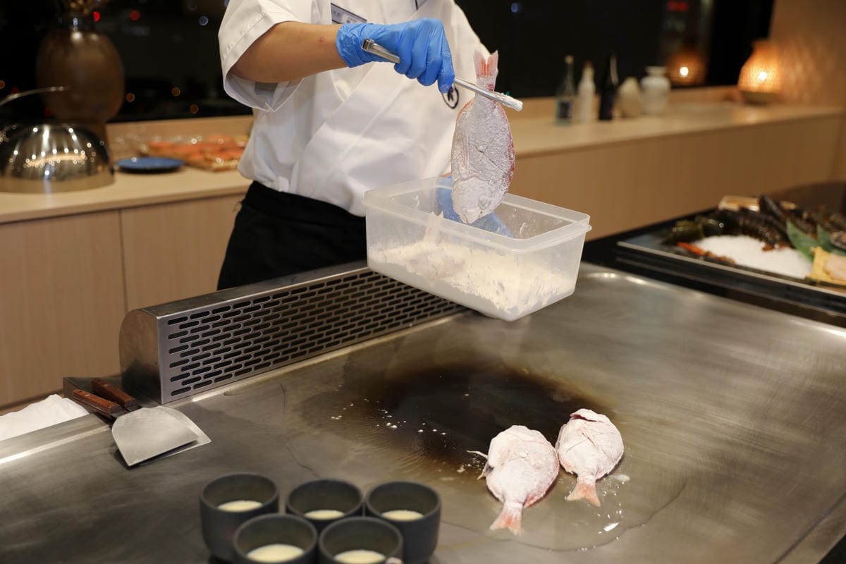 網路溫度計「此生必嚐十大高CP值無菜單鐵板燒」第一名，人氣爆紅高CP值日式無菜單鐵板燒，活龍蝦、干貝、日本A5和牛通通吃的到！明水然．樂（板橋重慶店）