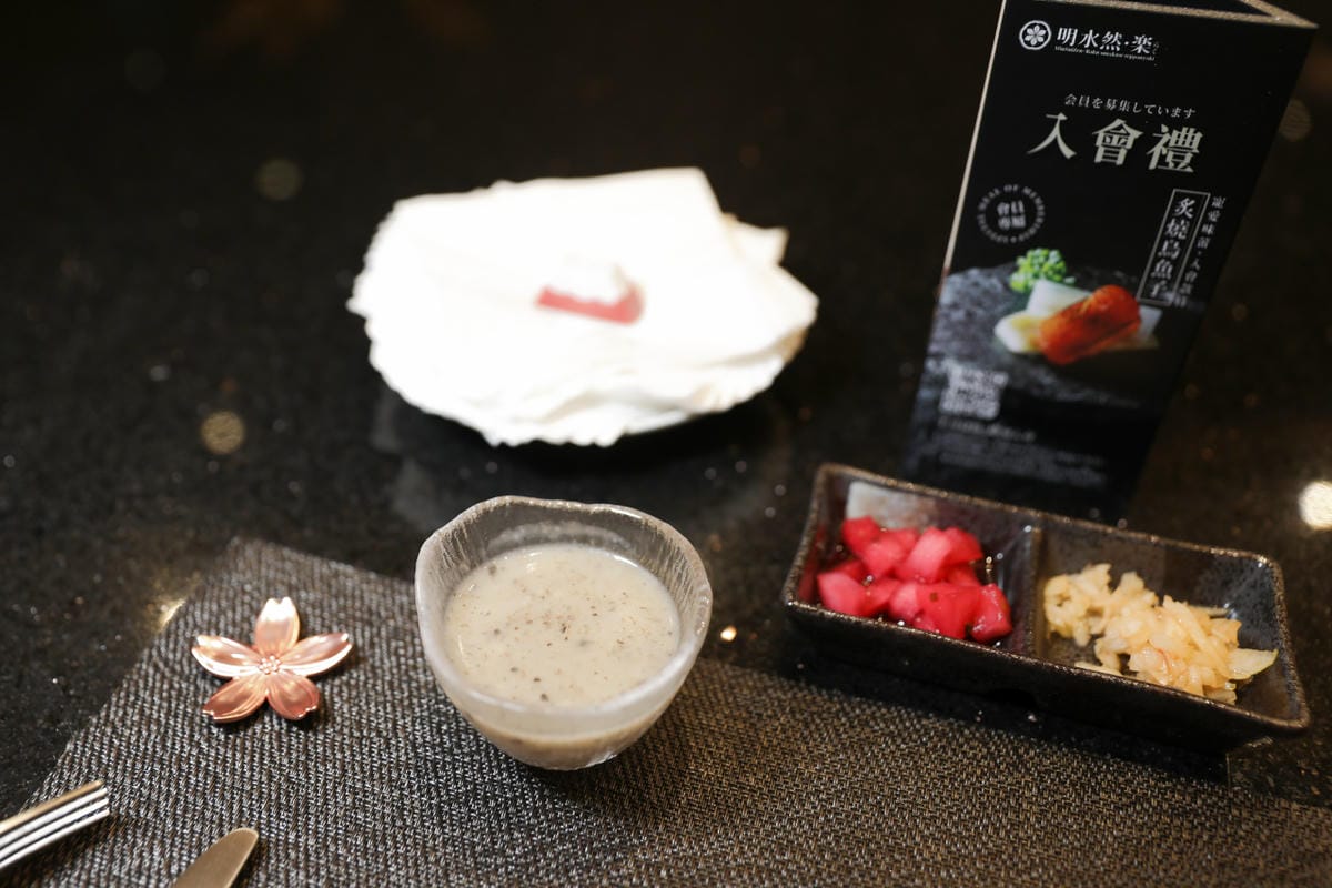 網路溫度計「此生必嚐十大高CP值無菜單鐵板燒」第一名，人氣爆紅高CP值日式無菜單鐵板燒，活龍蝦、干貝、日本A5和牛通通吃的到！明水然．樂（板橋重慶店）