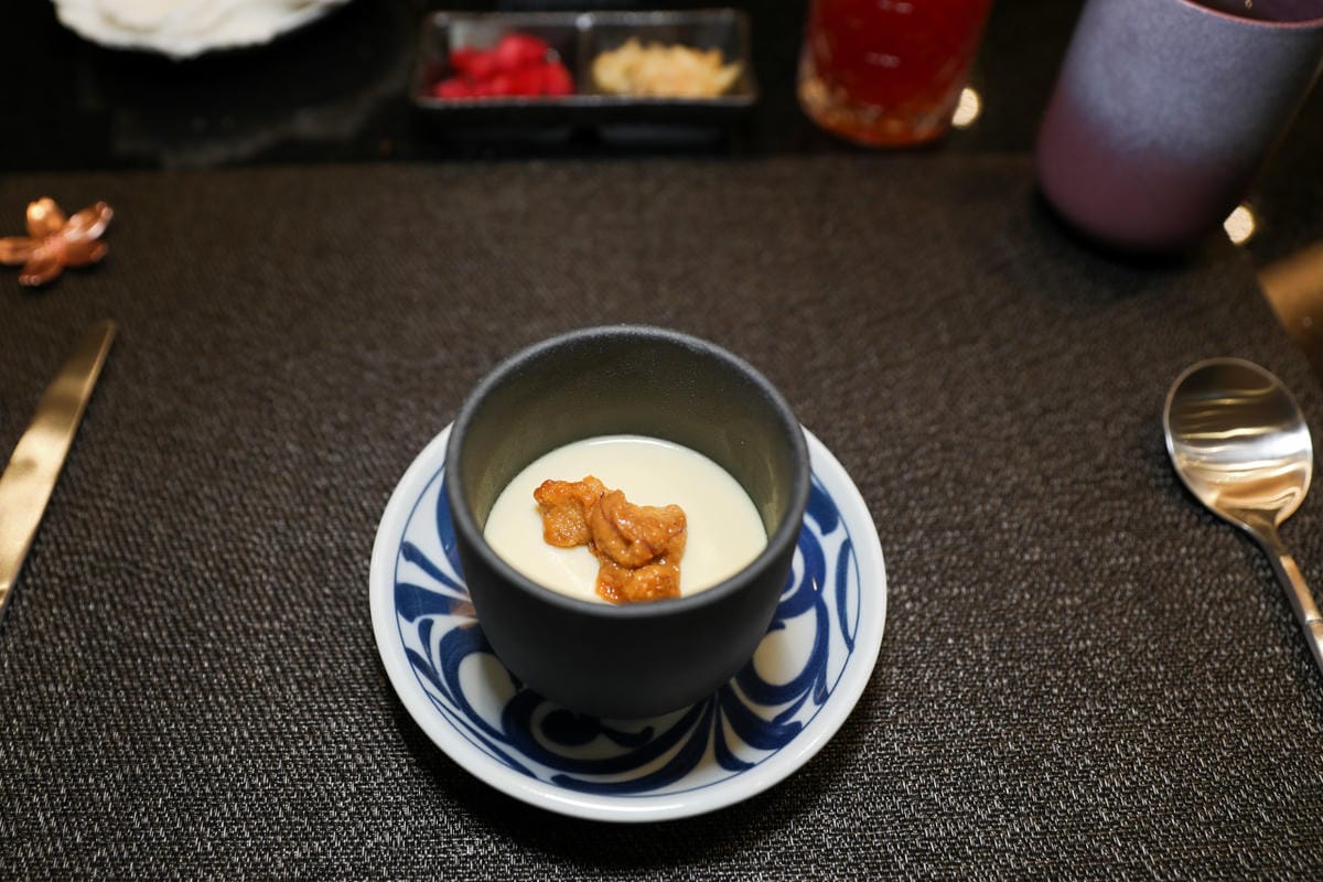 網路溫度計「此生必嚐十大高CP值無菜單鐵板燒」第一名，人氣爆紅高CP值日式無菜單鐵板燒，活龍蝦、干貝、日本A5和牛通通吃的到！明水然．樂（板橋重慶店）