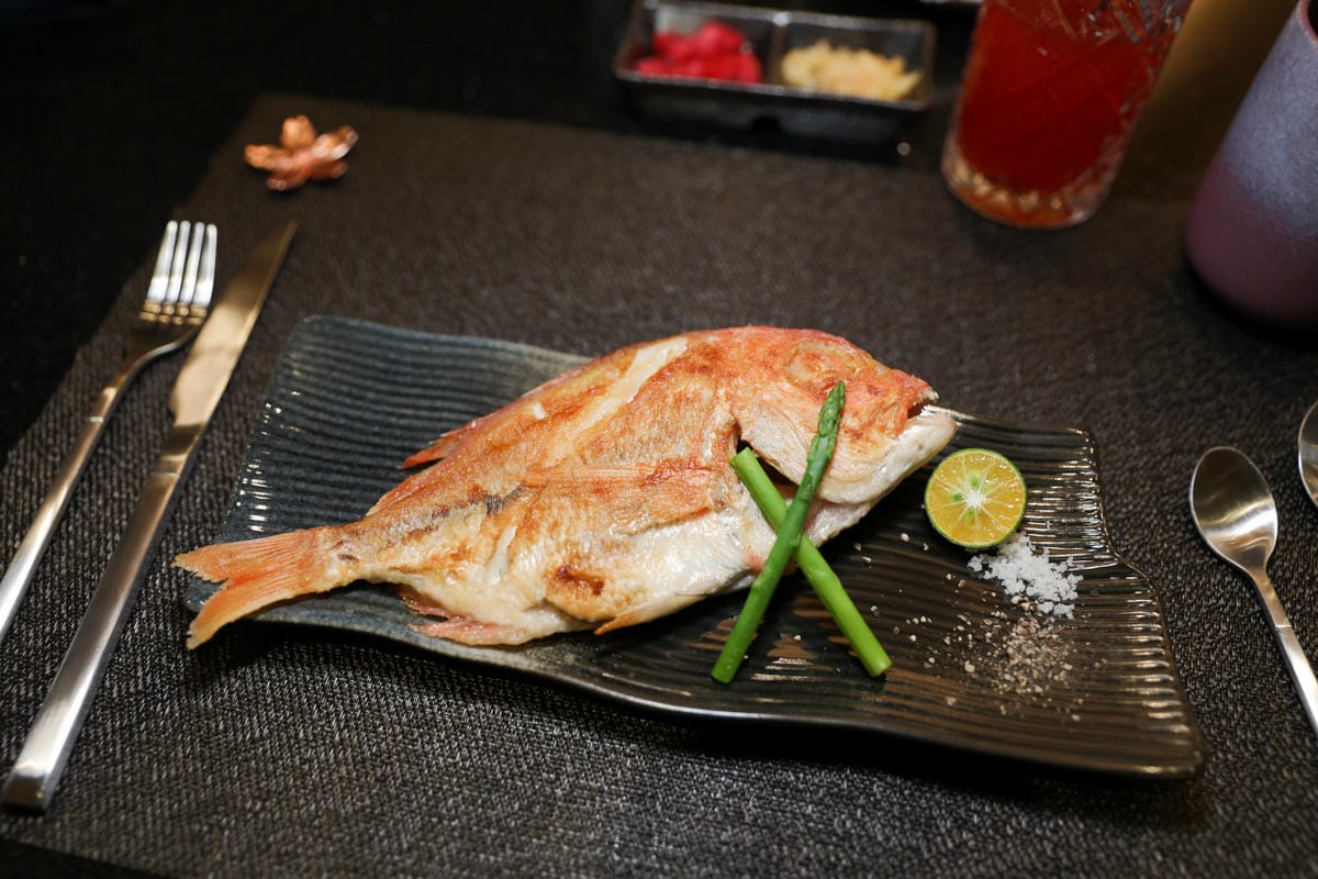 網路溫度計「此生必嚐十大高CP值無菜單鐵板燒」第一名，人氣爆紅高CP值日式無菜單鐵板燒，活龍蝦、干貝、日本A5和牛通通吃的到！明水然．樂（板橋重慶店）