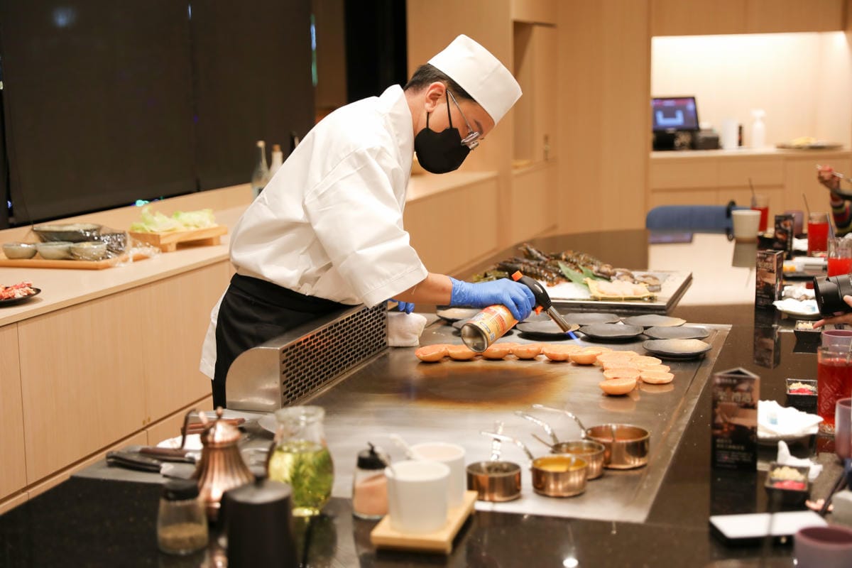 網路溫度計「此生必嚐十大高CP值無菜單鐵板燒」第一名，人氣爆紅高CP值日式無菜單鐵板燒，活龍蝦、干貝、日本A5和牛通通吃的到！明水然．樂（板橋重慶店）