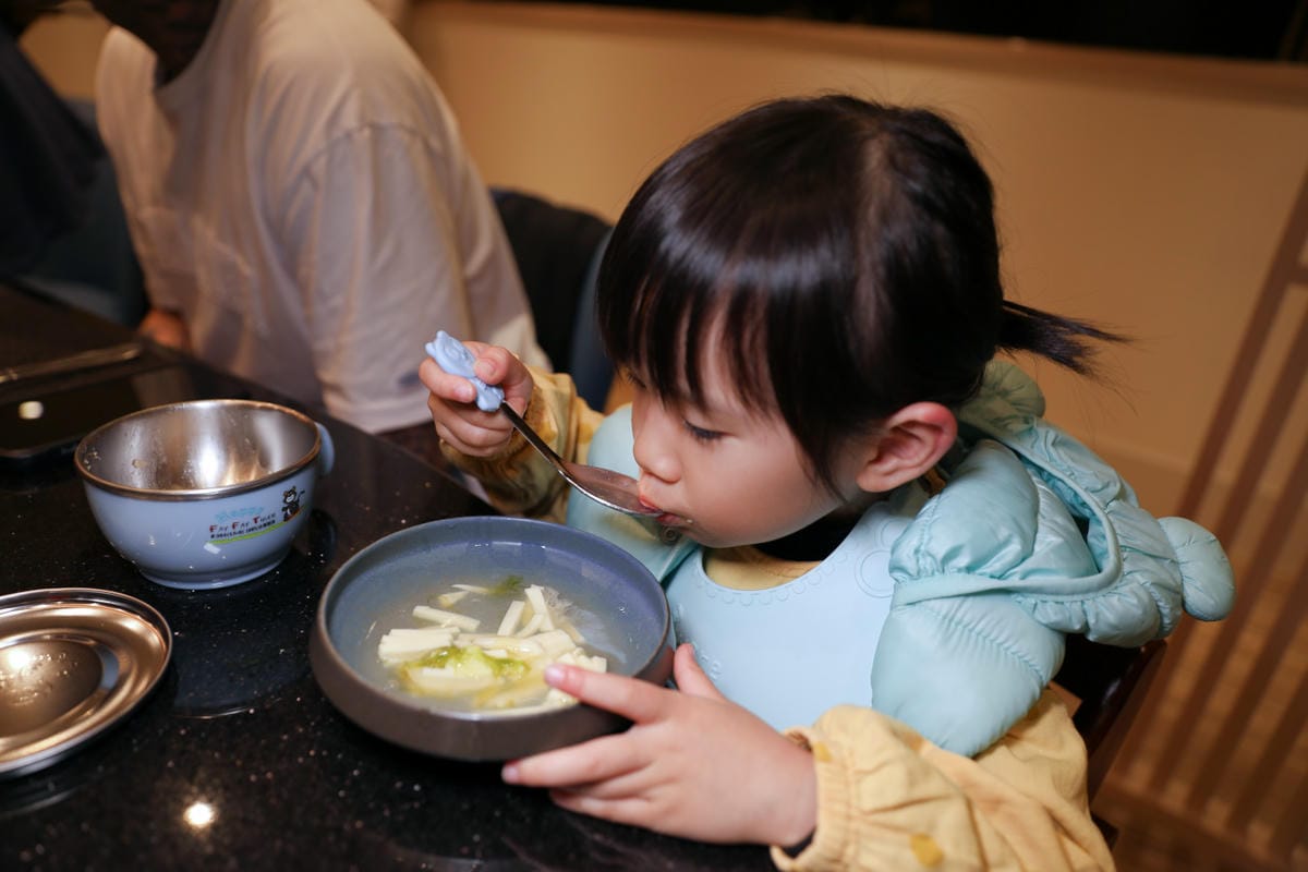網路溫度計「此生必嚐十大高CP值無菜單鐵板燒」第一名，人氣爆紅高CP值日式無菜單鐵板燒，活龍蝦、干貝、日本A5和牛通通吃的到！明水然．樂（板橋重慶店）