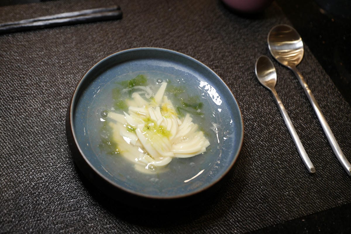 網路溫度計「此生必嚐十大高CP值無菜單鐵板燒」第一名，人氣爆紅高CP值日式無菜單鐵板燒，活龍蝦、干貝、日本A5和牛通通吃的到！明水然．樂（板橋重慶店）