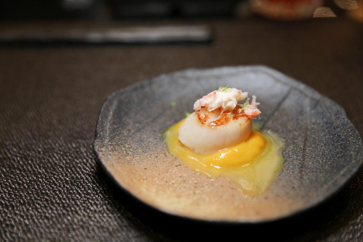 網路溫度計「此生必嚐十大高CP值無菜單鐵板燒」第一名，人氣爆紅高CP值日式無菜單鐵板燒，活龍蝦、干貝、日本A5和牛通通吃的到！明水然．樂（板橋重慶店）