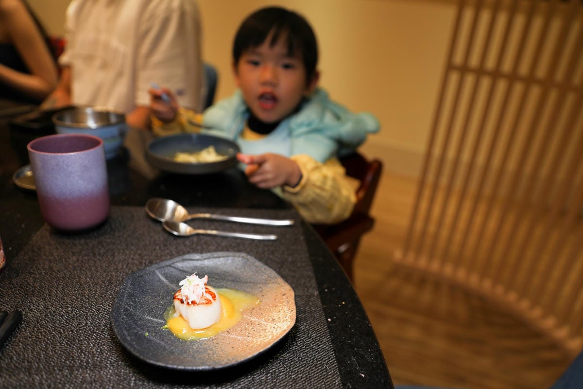 網路溫度計「此生必嚐十大高CP值無菜單鐵板燒」第一名，人氣爆紅高CP值日式無菜單鐵板燒，活龍蝦、干貝、日本A5和牛通通吃的到！明水然．樂（板橋重慶店）