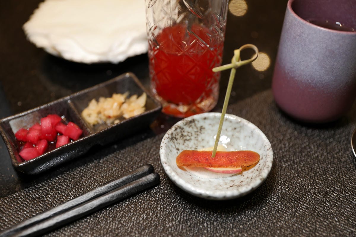 網路溫度計「此生必嚐十大高CP值無菜單鐵板燒」第一名，人氣爆紅高CP值日式無菜單鐵板燒，活龍蝦、干貝、日本A5和牛通通吃的到！明水然．樂（板橋重慶店）