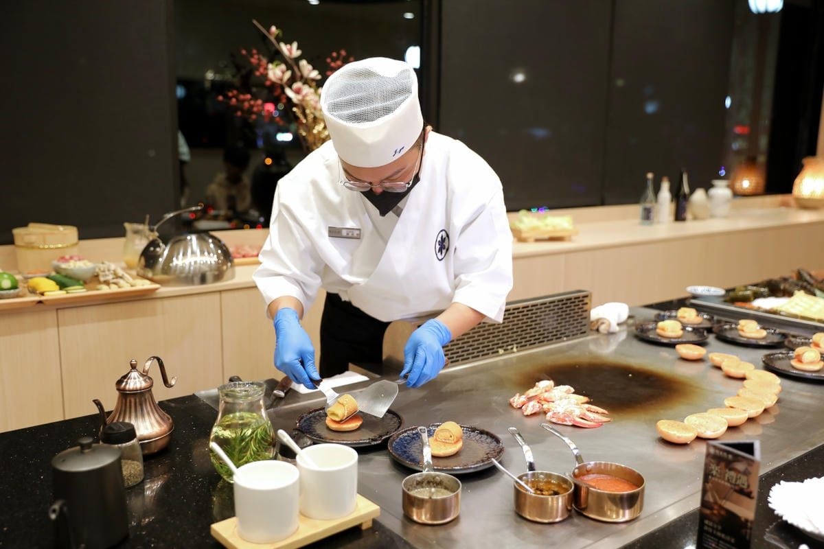 網路溫度計「此生必嚐十大高CP值無菜單鐵板燒」第一名，人氣爆紅高CP值日式無菜單鐵板燒，活龍蝦、干貝、日本A5和牛通通吃的到！明水然．樂（板橋重慶店）