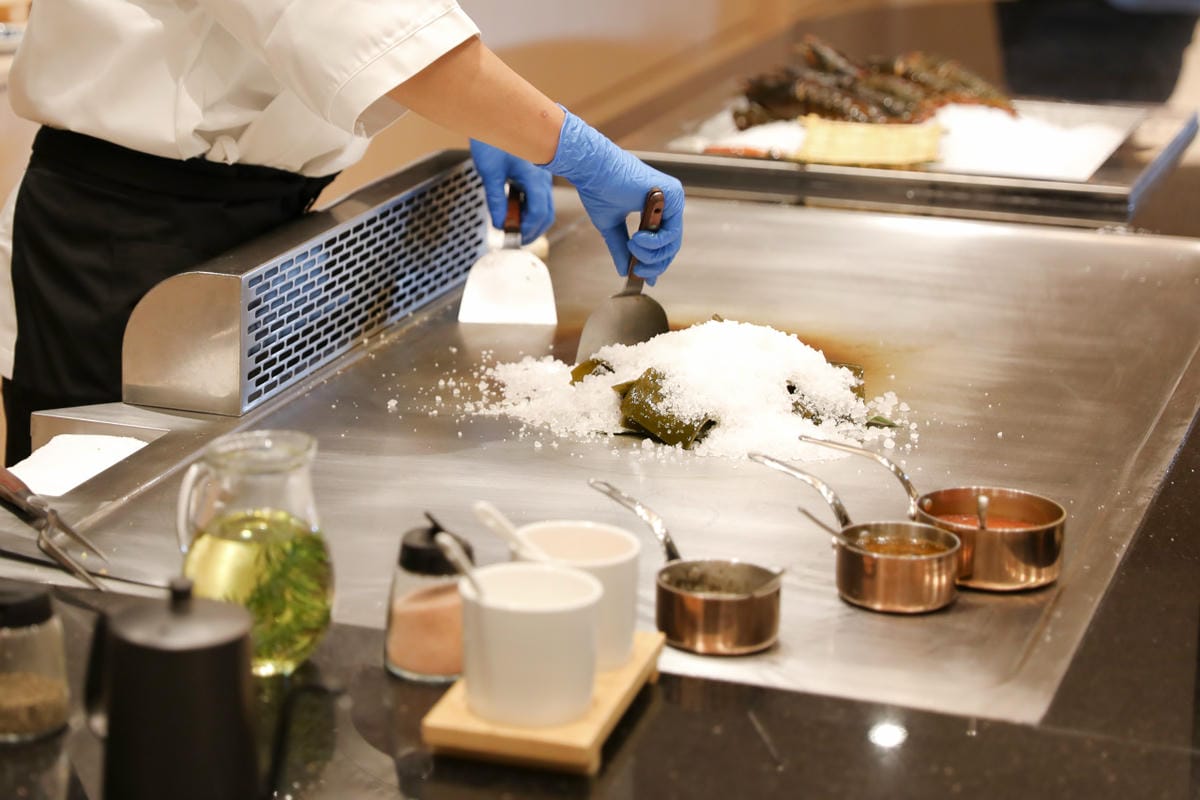 網路溫度計「此生必嚐十大高CP值無菜單鐵板燒」第一名，人氣爆紅高CP值日式無菜單鐵板燒，活龍蝦、干貝、日本A5和牛通通吃的到！明水然．樂（板橋重慶店）