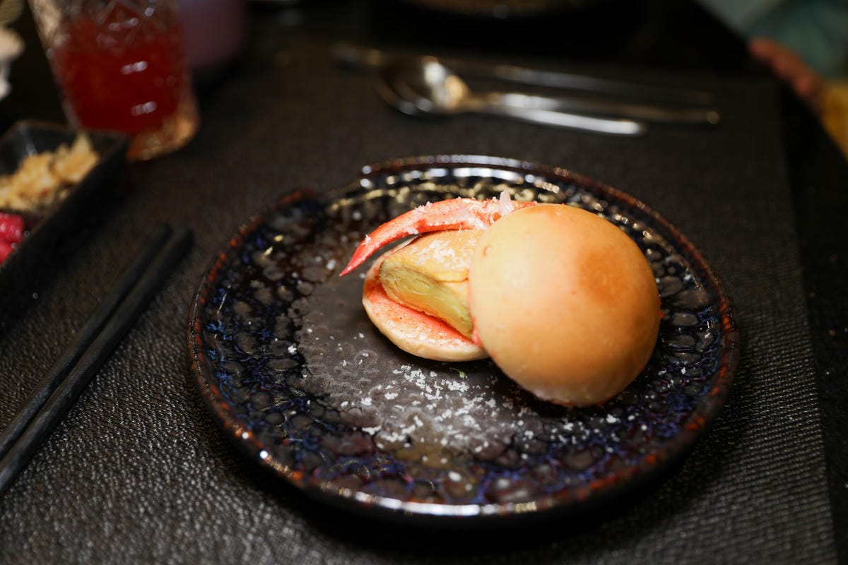 網路溫度計「此生必嚐十大高CP值無菜單鐵板燒」第一名，人氣爆紅高CP值日式無菜單鐵板燒，活龍蝦、干貝、日本A5和牛通通吃的到！明水然．樂（板橋重慶店）