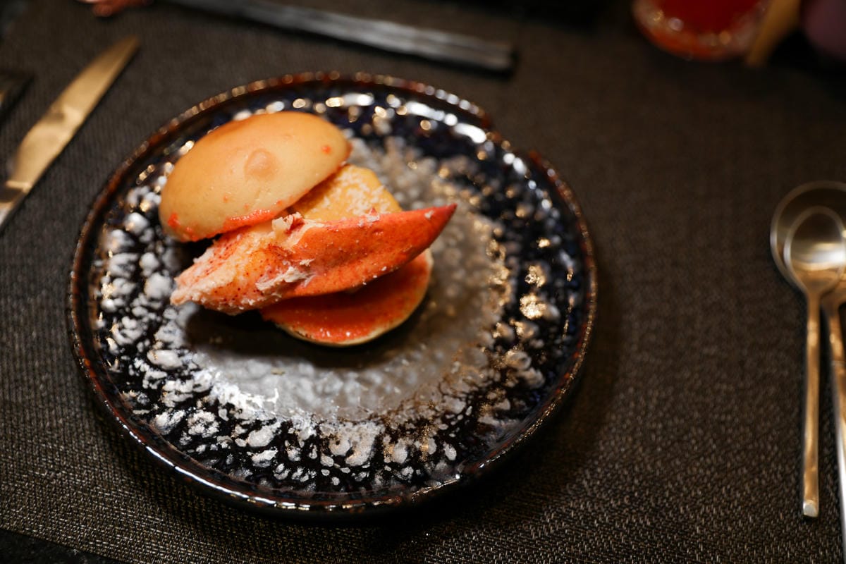 網路溫度計「此生必嚐十大高CP值無菜單鐵板燒」第一名，人氣爆紅高CP值日式無菜單鐵板燒，活龍蝦、干貝、日本A5和牛通通吃的到！明水然．樂（板橋重慶店）